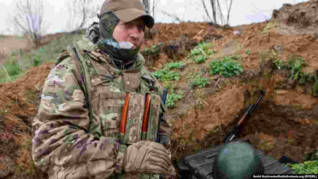 Український військовий на позиції. Лінія фронту війни, яку веде Росія проти незалежної та суверенної України. Донбас. 18 квітня 2022 року