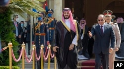  Məhəmməd bin Salman (solda) və Misir Prezidenti Əbdül-Fəttah əl-Sisi, 21 iyun, 2022-ci il
