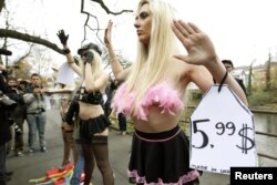 İsveçrə - FEMEN qrupundan olan qızlar qadınlara qarşı ayrı-seçkiliyə belə etiraz edirlər: qiymət birkası taxaraq, Sürix, 10 noyabr 2011